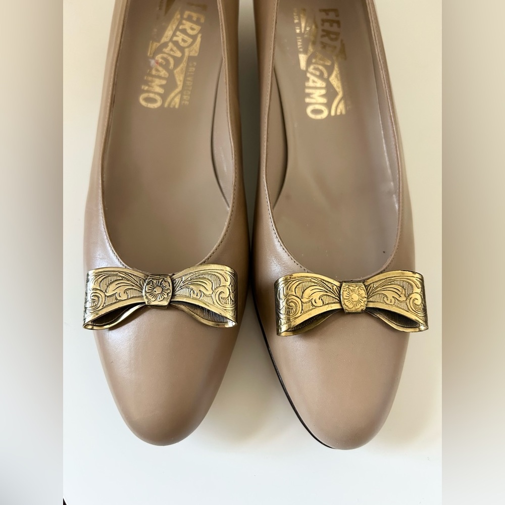Vintage Salvatore Ferragamo Calfskin Tan Leather Kitten Heel w/ Bow Size 7B